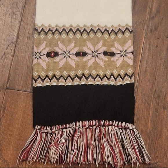 Chic Patterned Scarf with Fringe - Picture 3 of 7